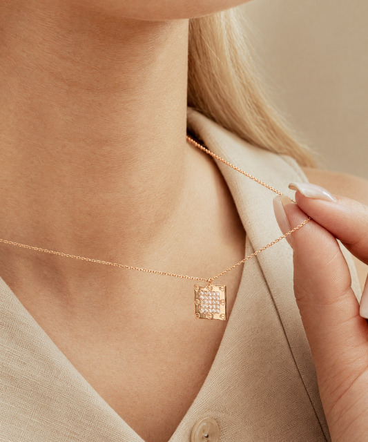 Gold chain with pendant