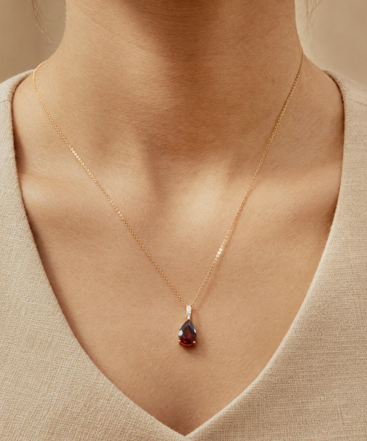 Gold pendant with garnet and diamonds