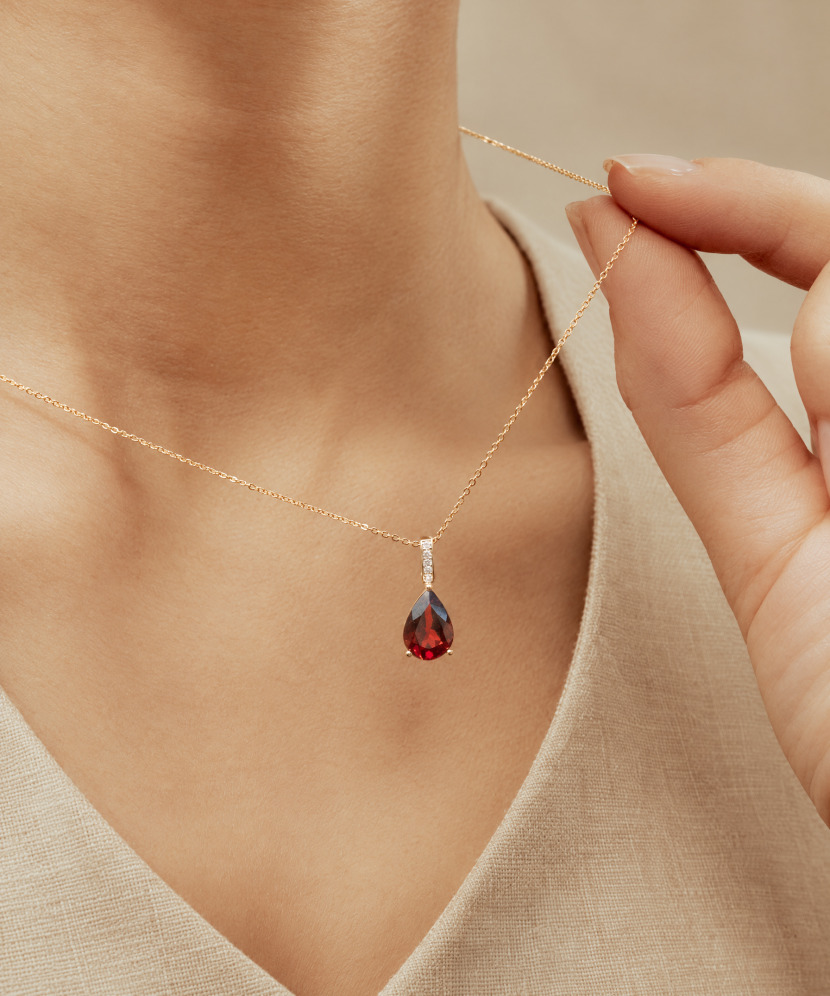 Gold pendant with garnet and diamonds