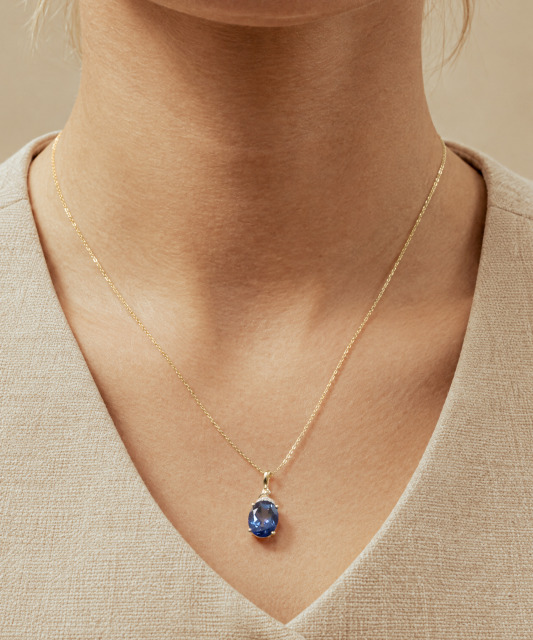 Yellow gold pendant with topaz and diamonds