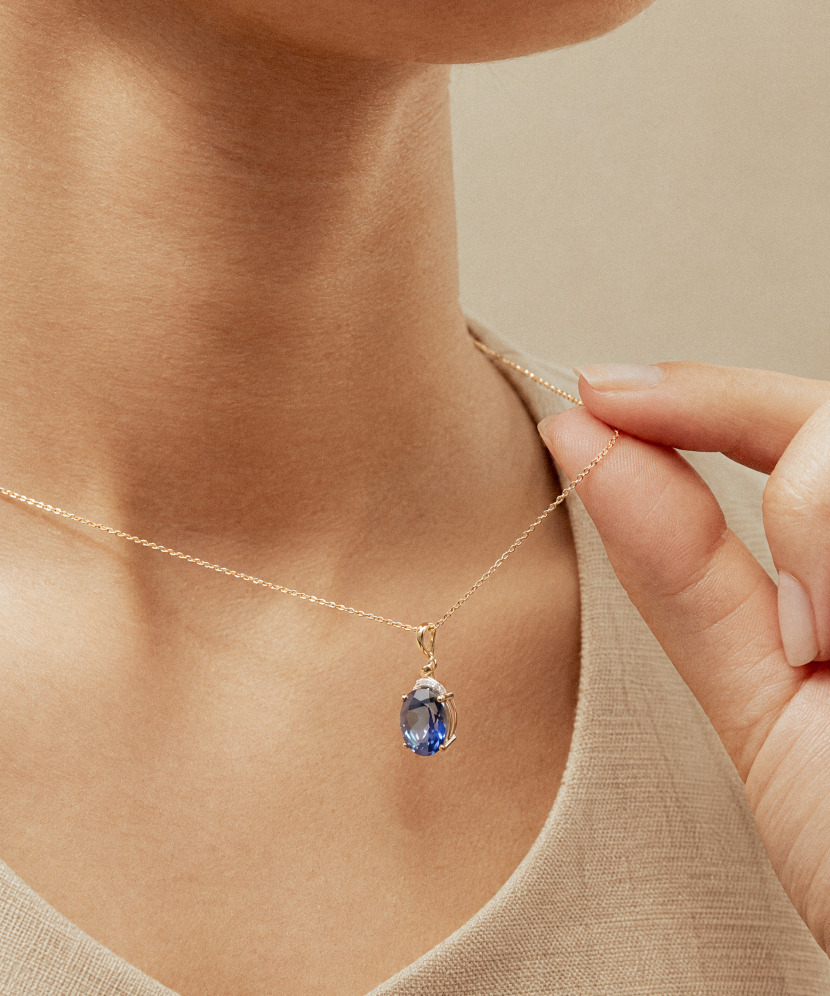 Yellow gold pendant with topaz and diamonds