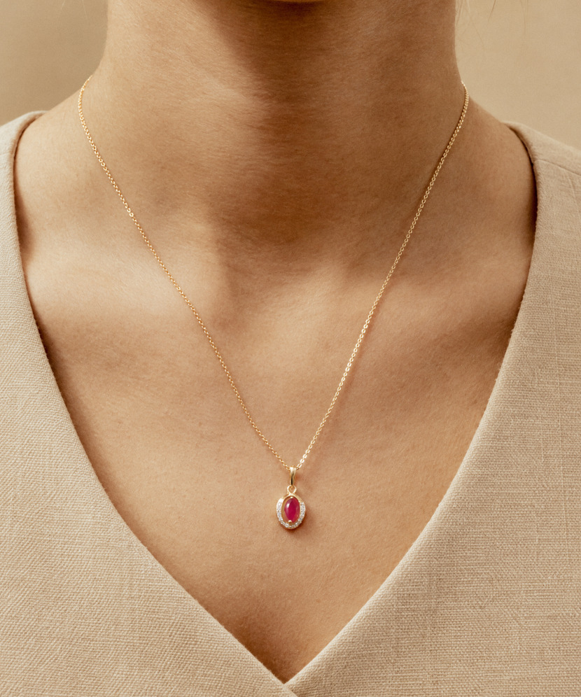 Yellow gold pendant with ruby and diamonds
