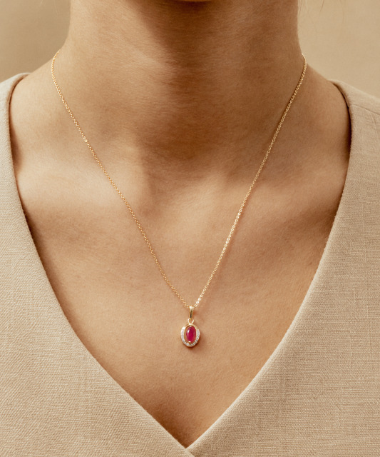 Yellow gold pendant with ruby and diamonds