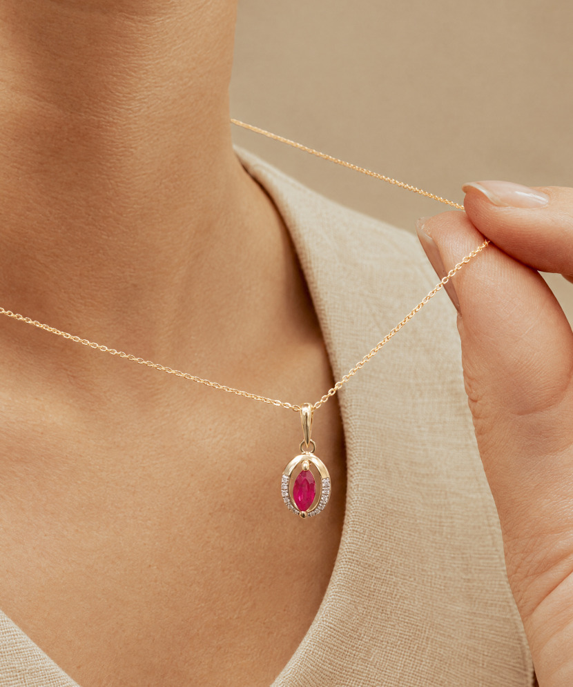 Yellow gold pendant with ruby and diamonds