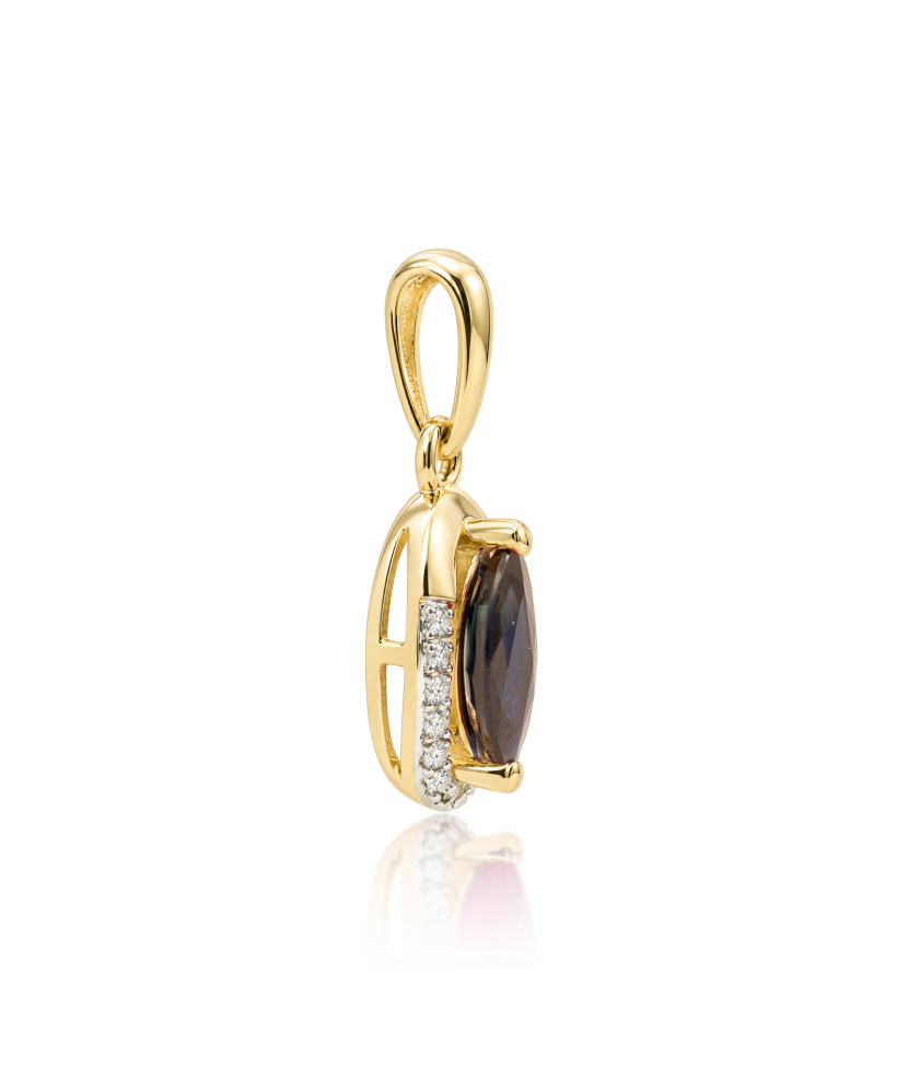 Yellow gold pendant with sapphire and diamonds
