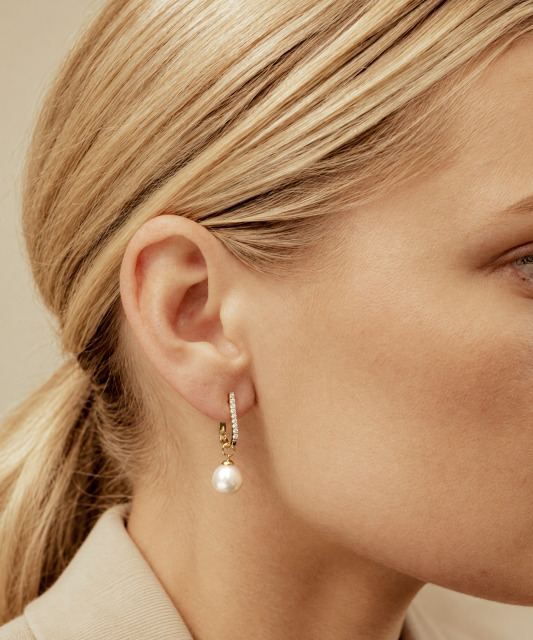 Yellow gold earrings with diamonds and pearls