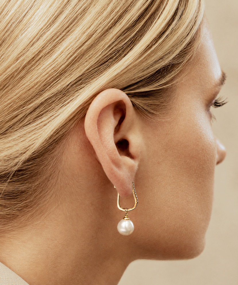 Yellow gold earrings with diamonds and pearls