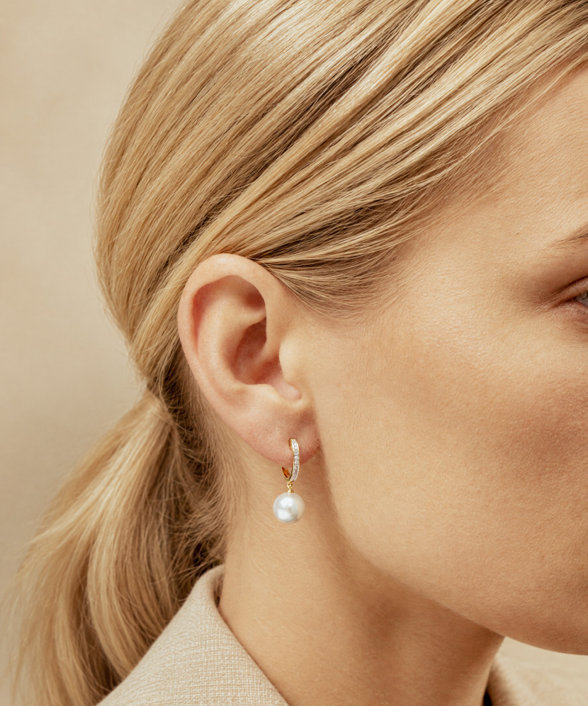 Yellow gold earrings with diamonds and pearls