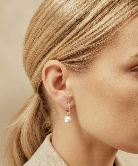 Yellow gold earrings with diamonds and pearls