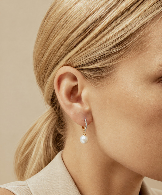 Yellow gold earrings with diamonds and pearls