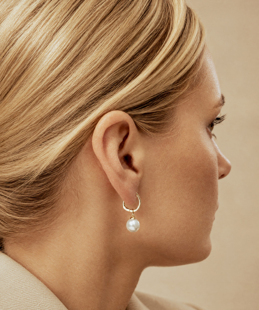 Yellow gold earrings with diamonds and pearls