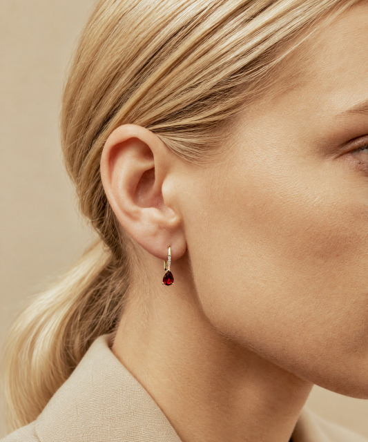 Yellow gold earrings with garnets and diamonds