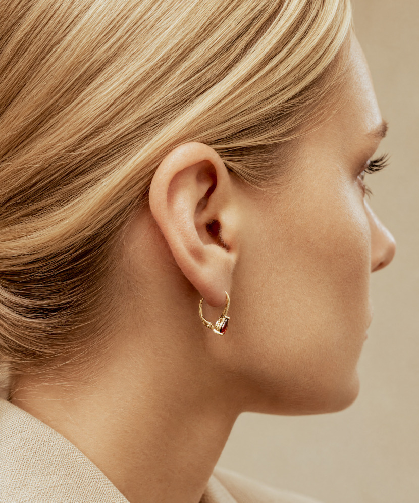 Yellow gold earrings with garnets and diamonds