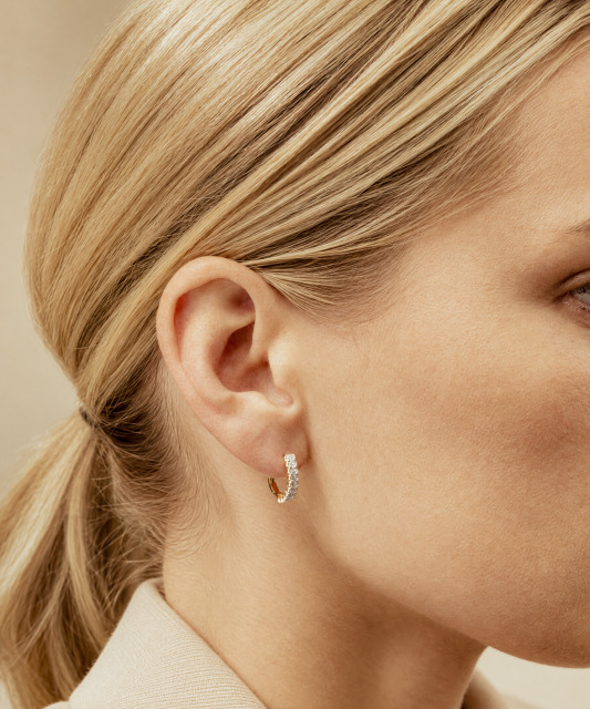 Gold earrings with diamonds