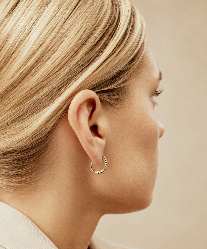 Gold earrings with diamonds