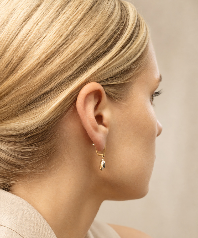Yellow Gold earrings with diamonds and sapphire