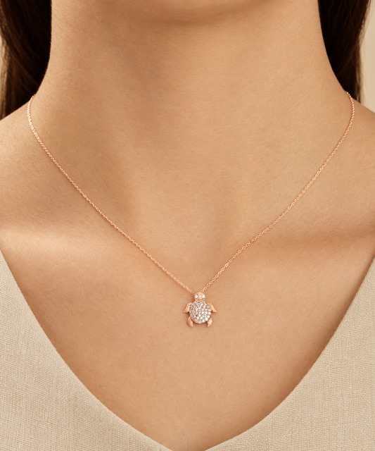 Gold chain with pendant