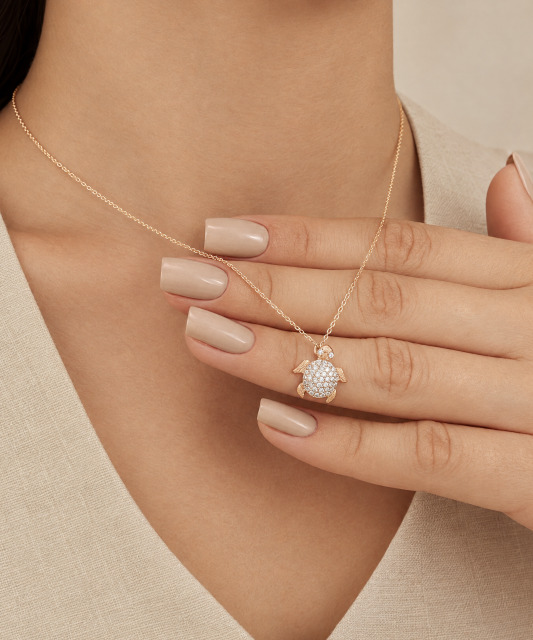 Gold chain with pendant