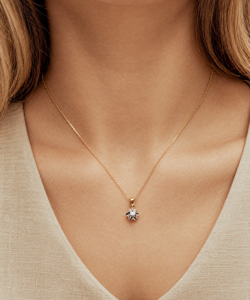 Gold pendant with diamond
