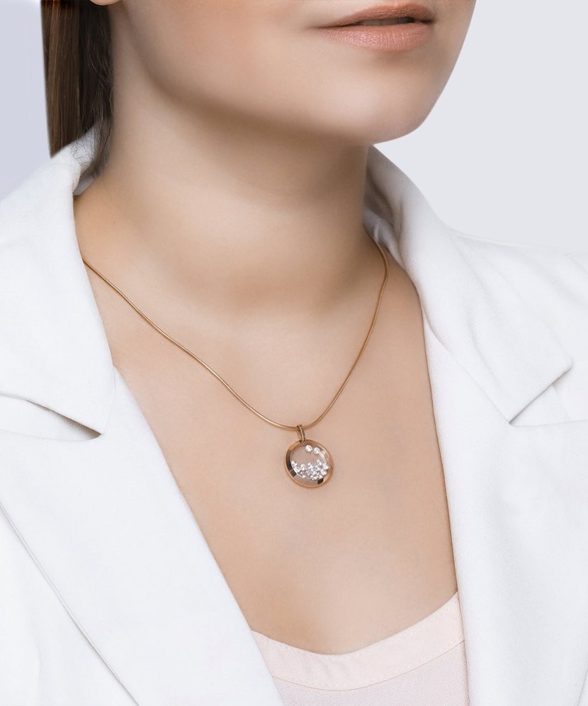 Gold pendant with zircons