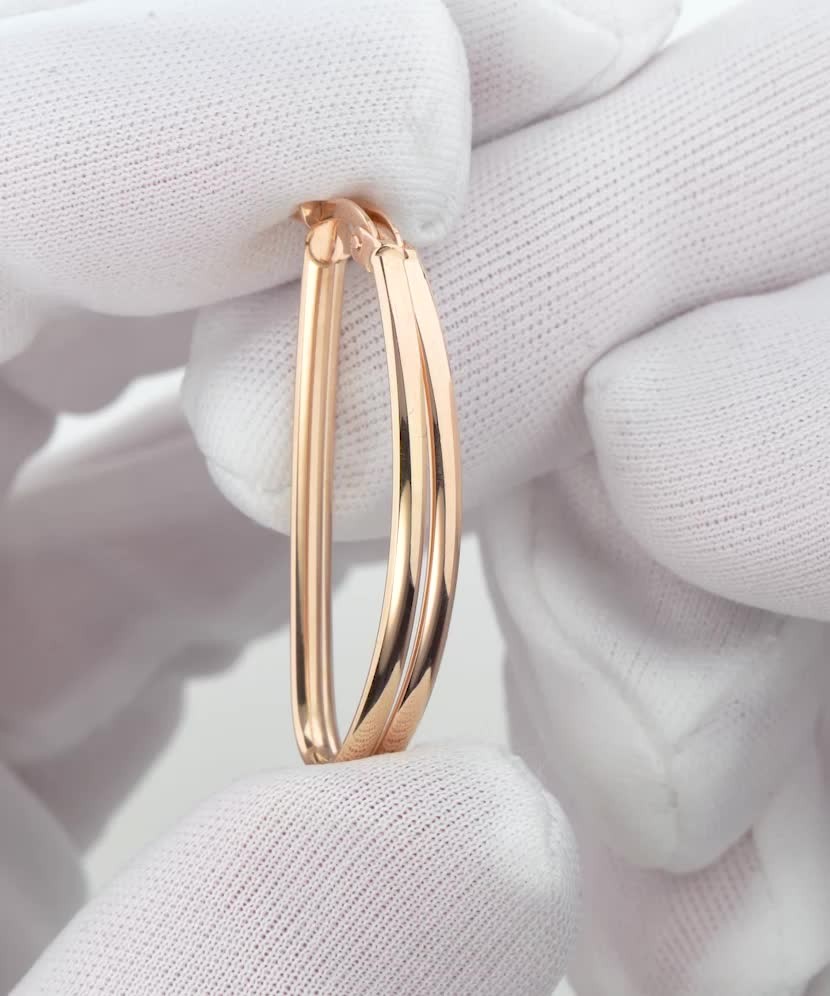 Gold earrings Gold earrings