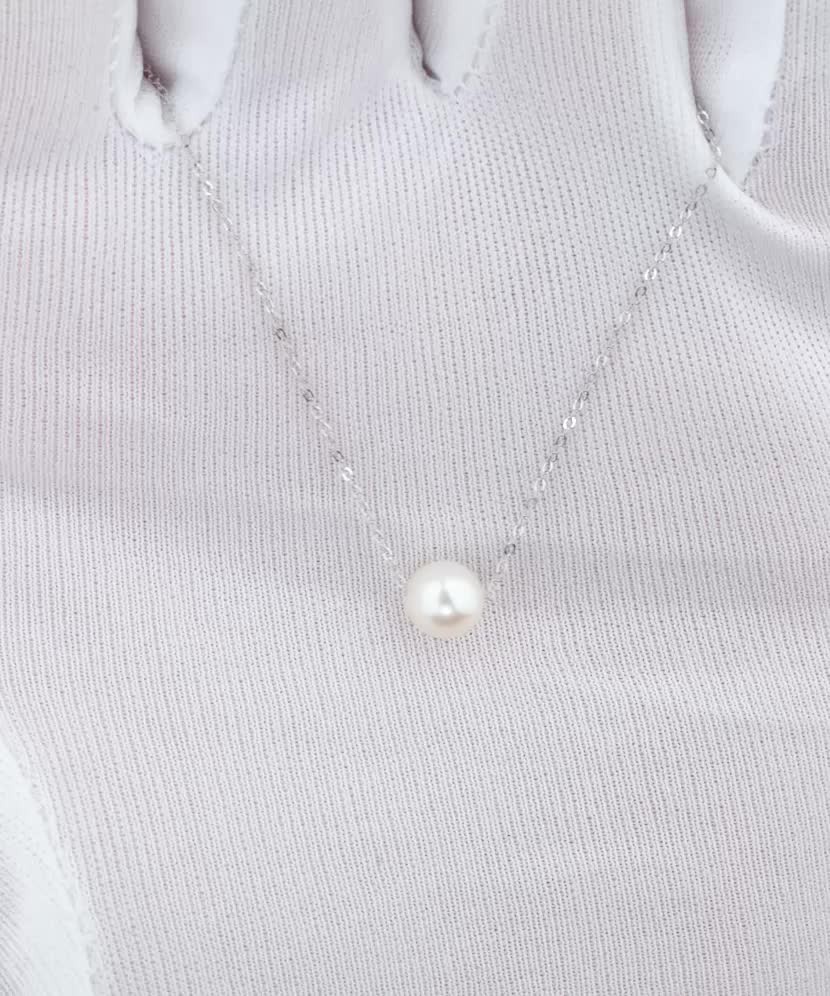 White gold chain with pearl pendant