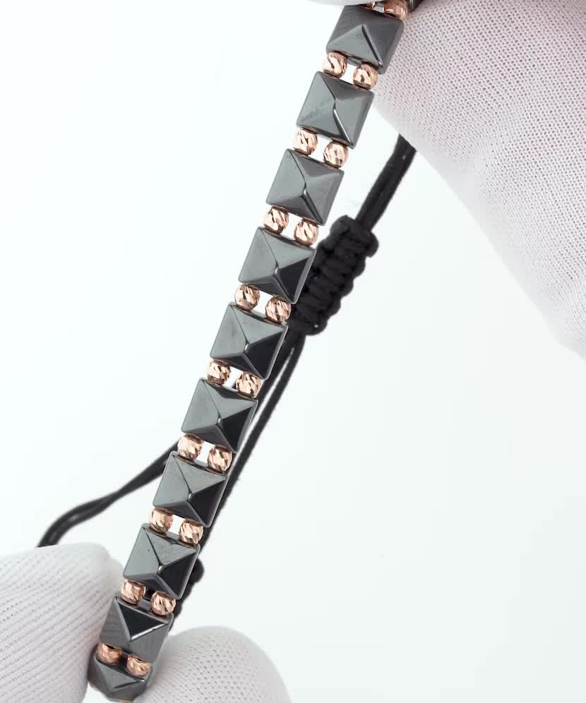 Браслет из черной нити с золотом и гематитами