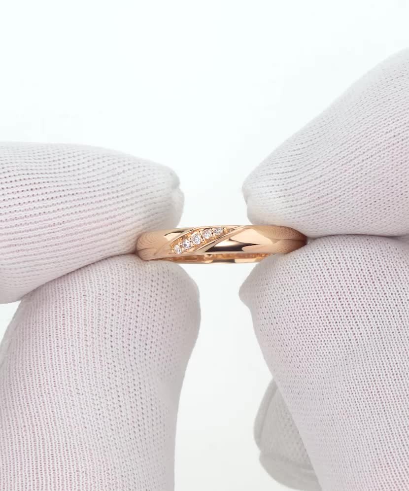 Gold ring with zircons