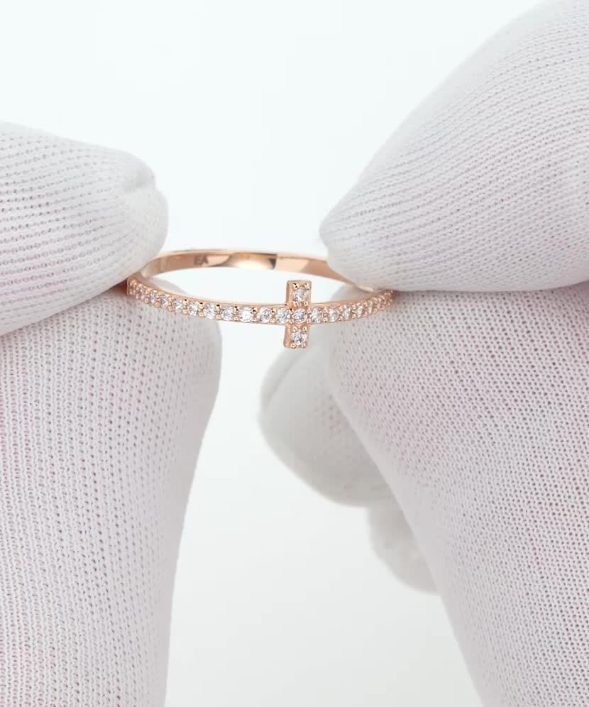 Золотое кольцо с цирконами Золотое кольцо с цирконами