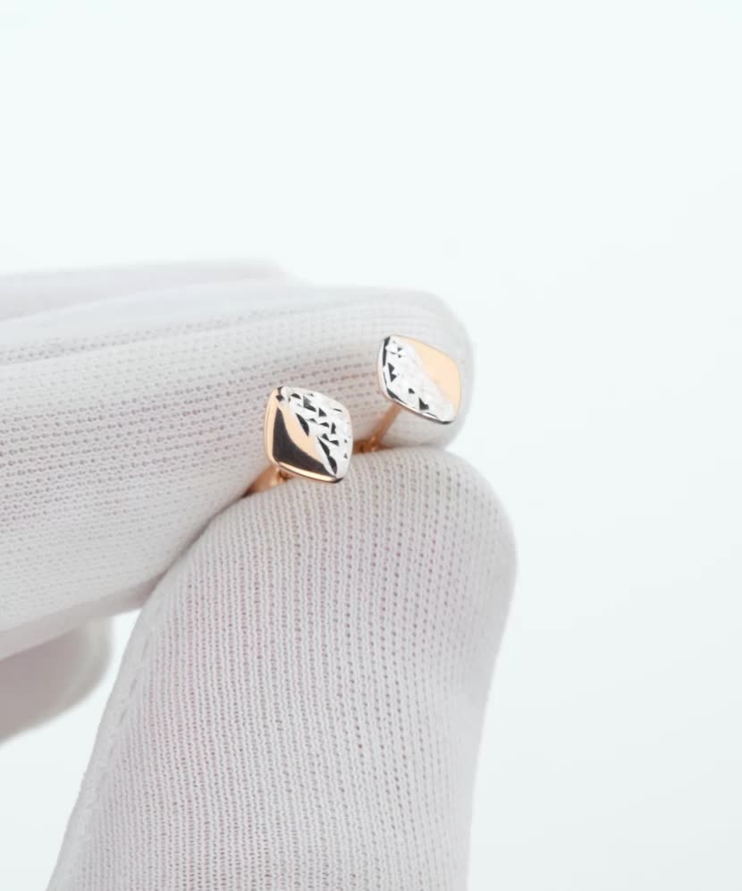 Gold earrings Gold earrings