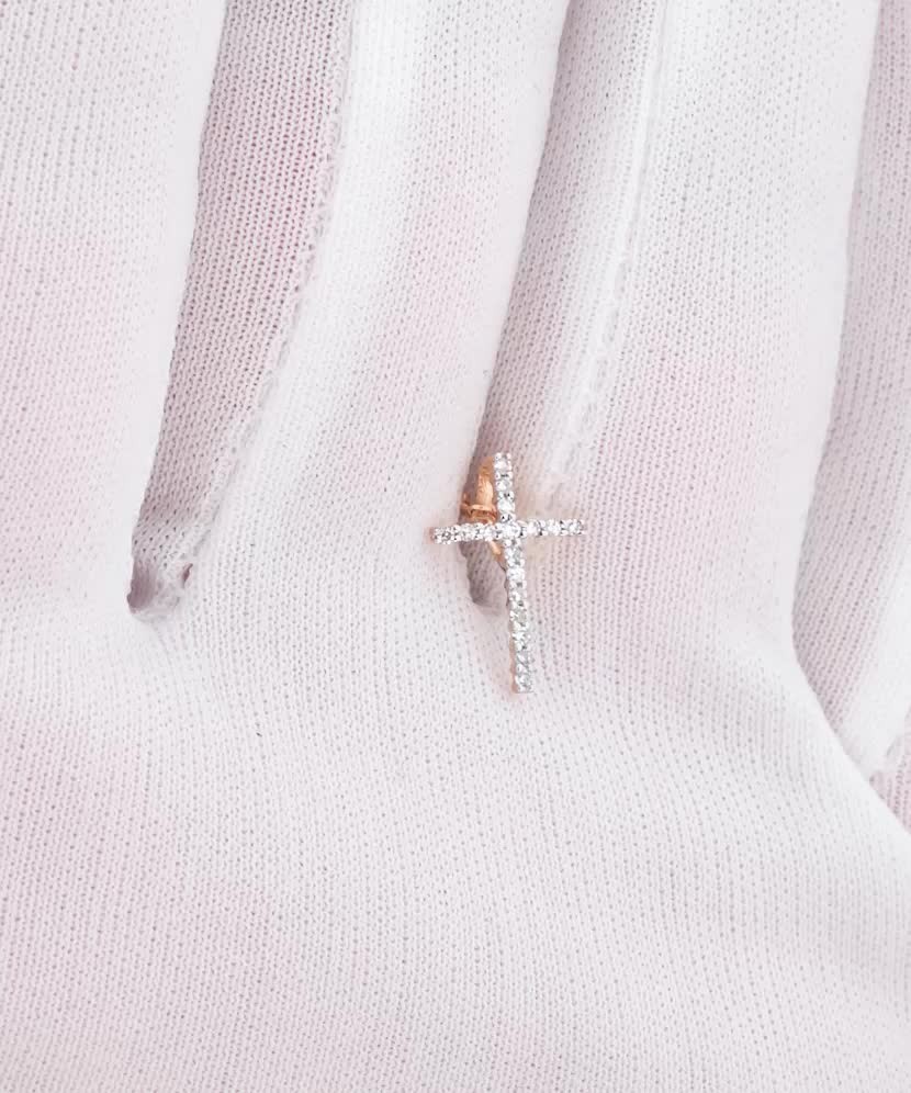 Золотой подвеска с бриллиантами "Крестик" Золотой подвеска с бриллиантами "Крестик"