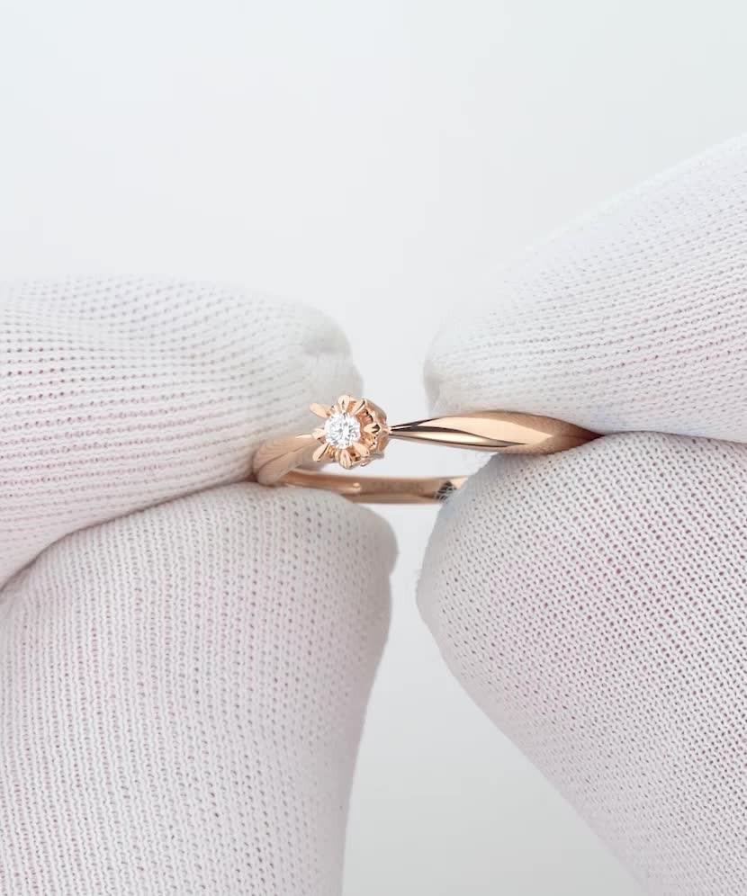 Золотое кольцо с бриллиантом