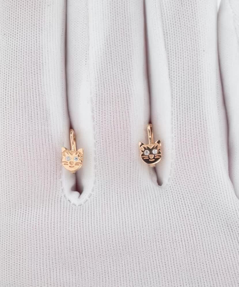 Gold earrings with zircons