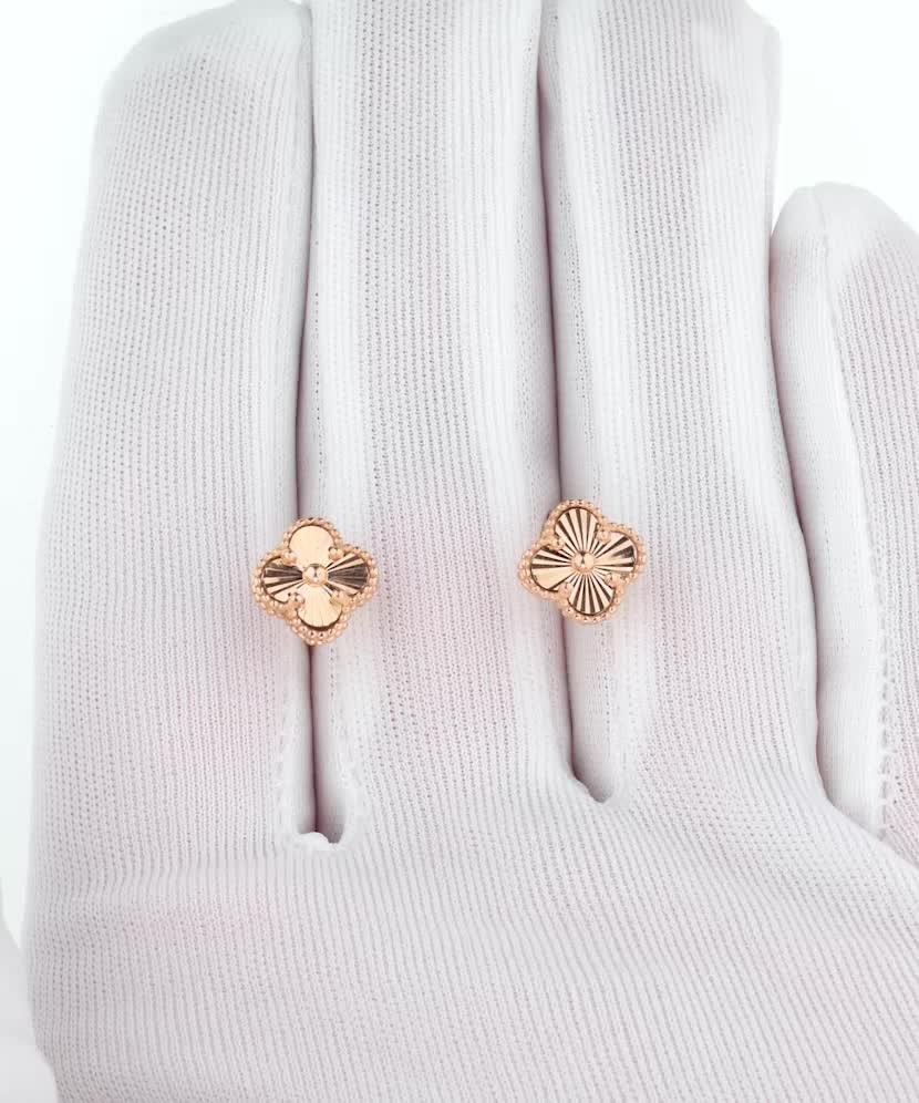 Gold earrings Gold earrings