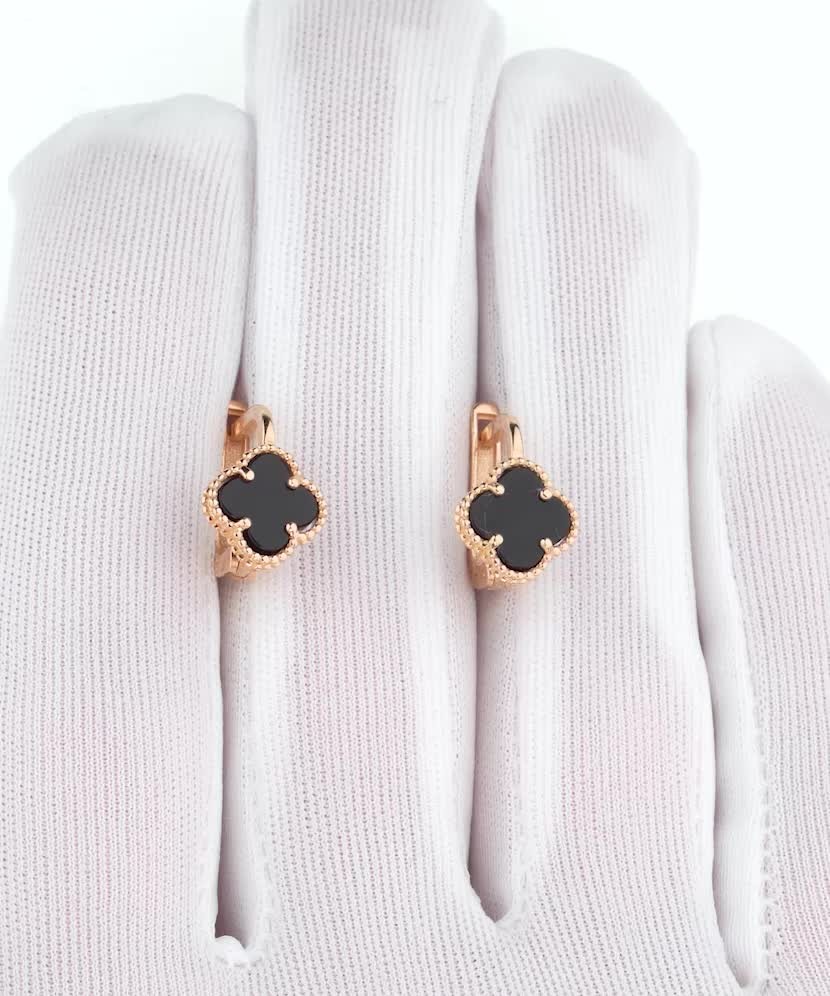 Gold brooch with onyx