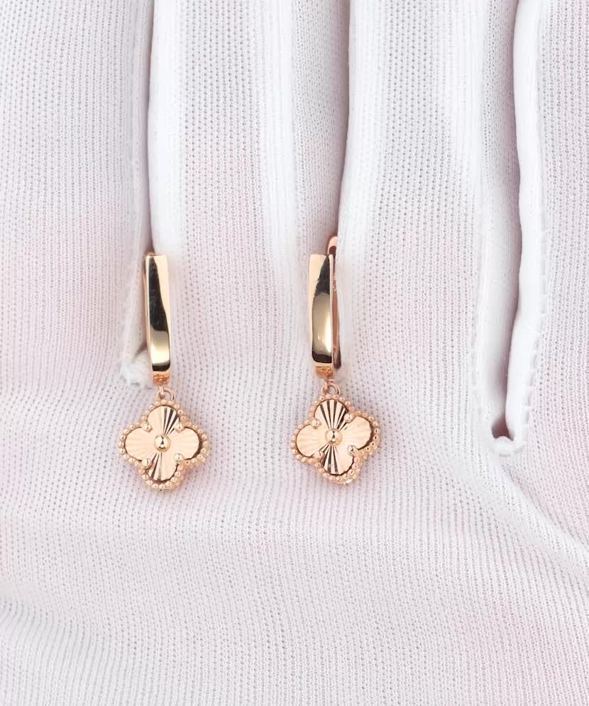 Gold earrings Gold earrings