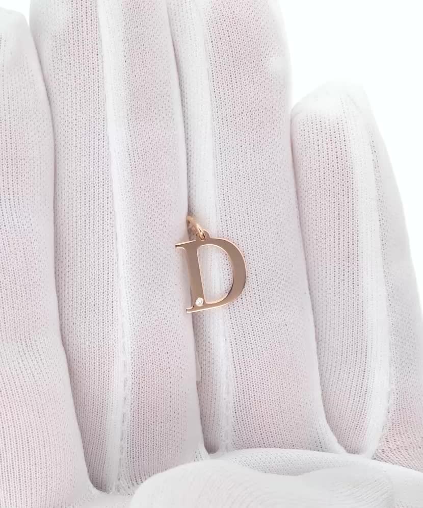 Золотой кулон с бриллиантом, буква D