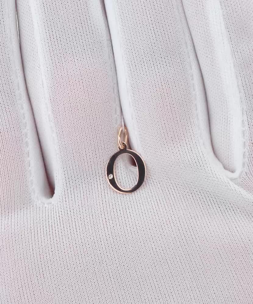 Золотой кулон с бриллиантом, буква O