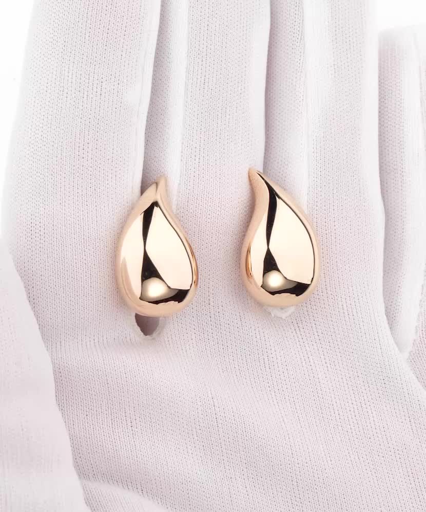 Gold earrings Gold earrings