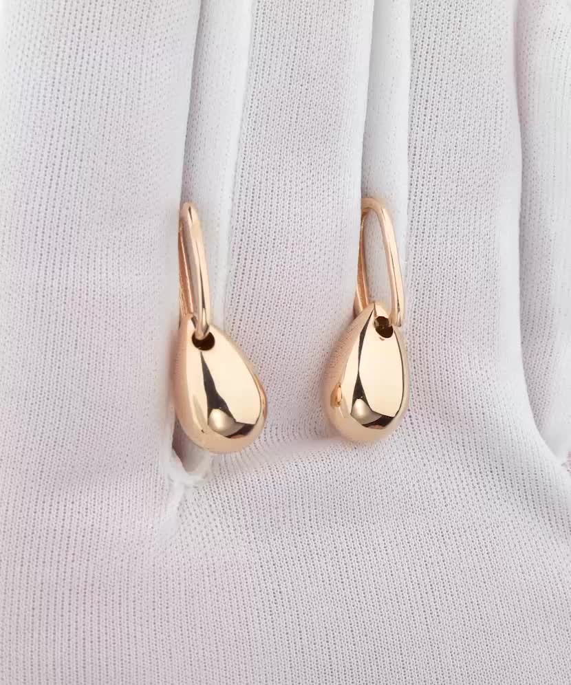 Gold earrings Gold earrings