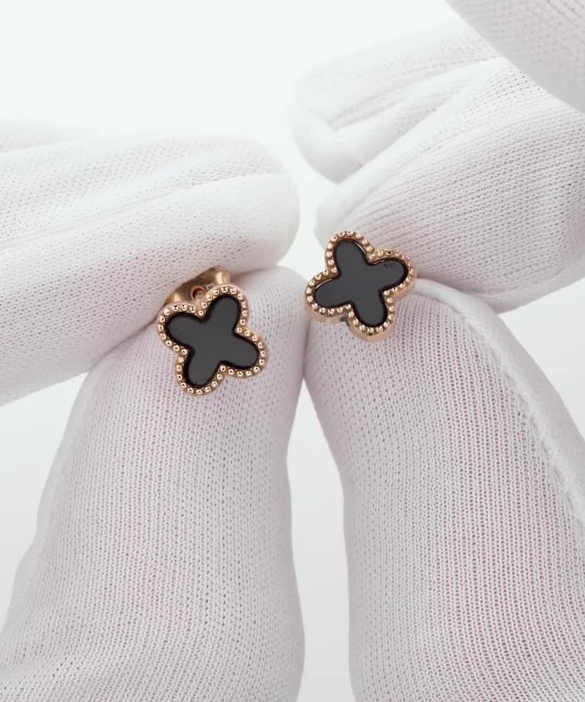 Gold earrings with onyx