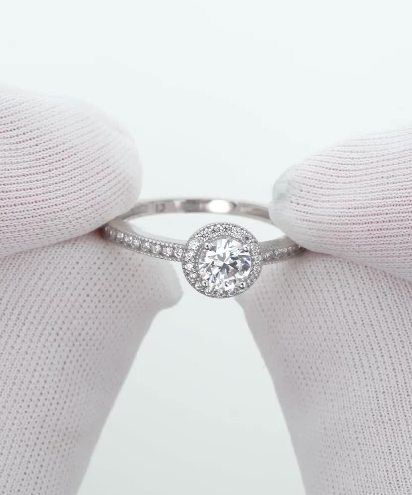 Кольцо из белого золота с цирконами