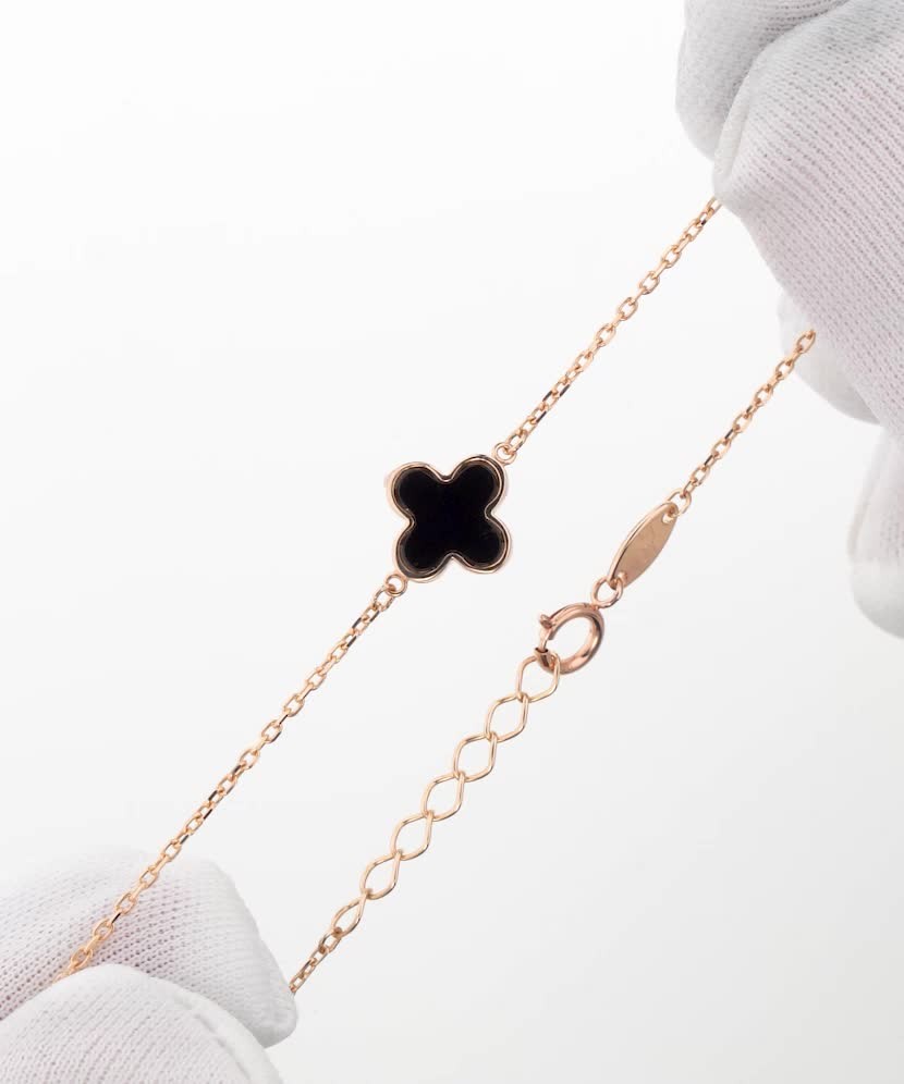 Gold bracelet with onyx