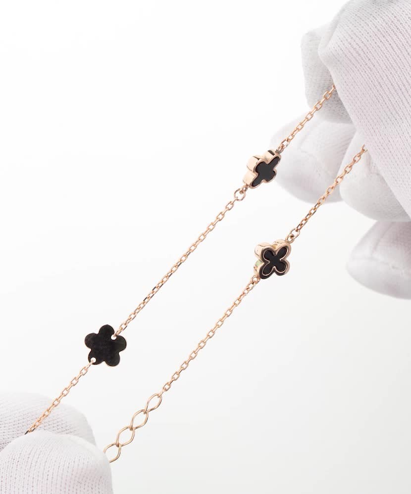 Золотой браслет с ониксом