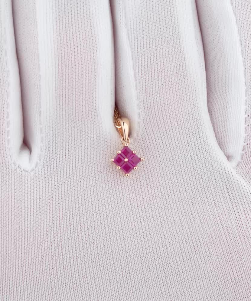 Золотой кулон с рубинами