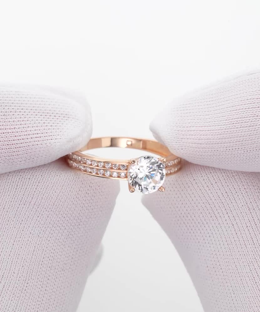 Золотое кольцо с цирконами Золотое кольцо с цирконами