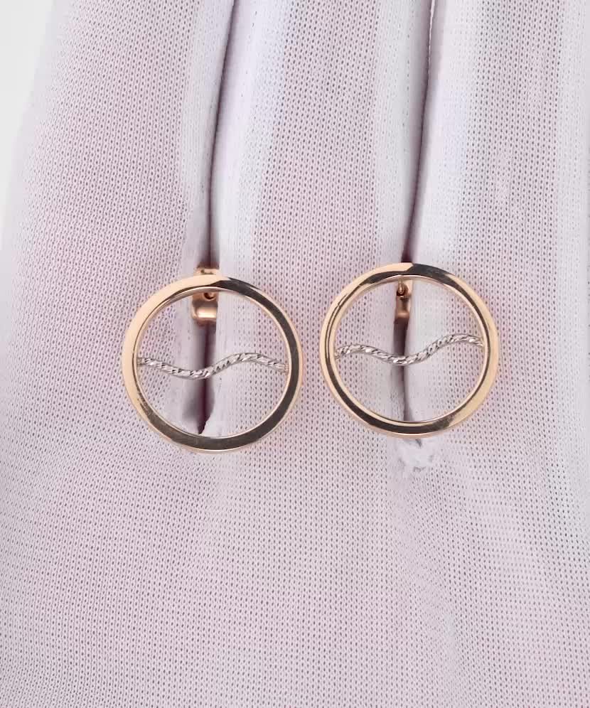 Gold earrings Gold earrings