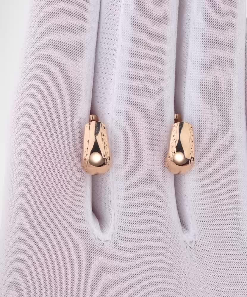 Gold earrings Gold earrings