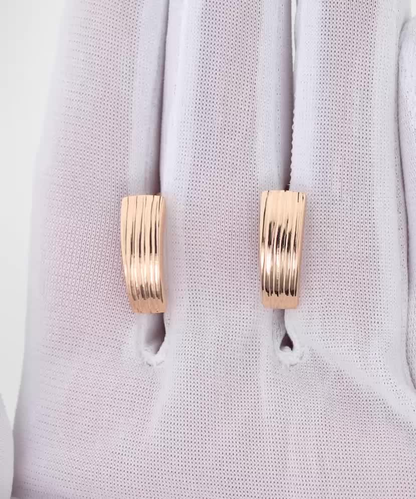 Gold earrings Gold earrings