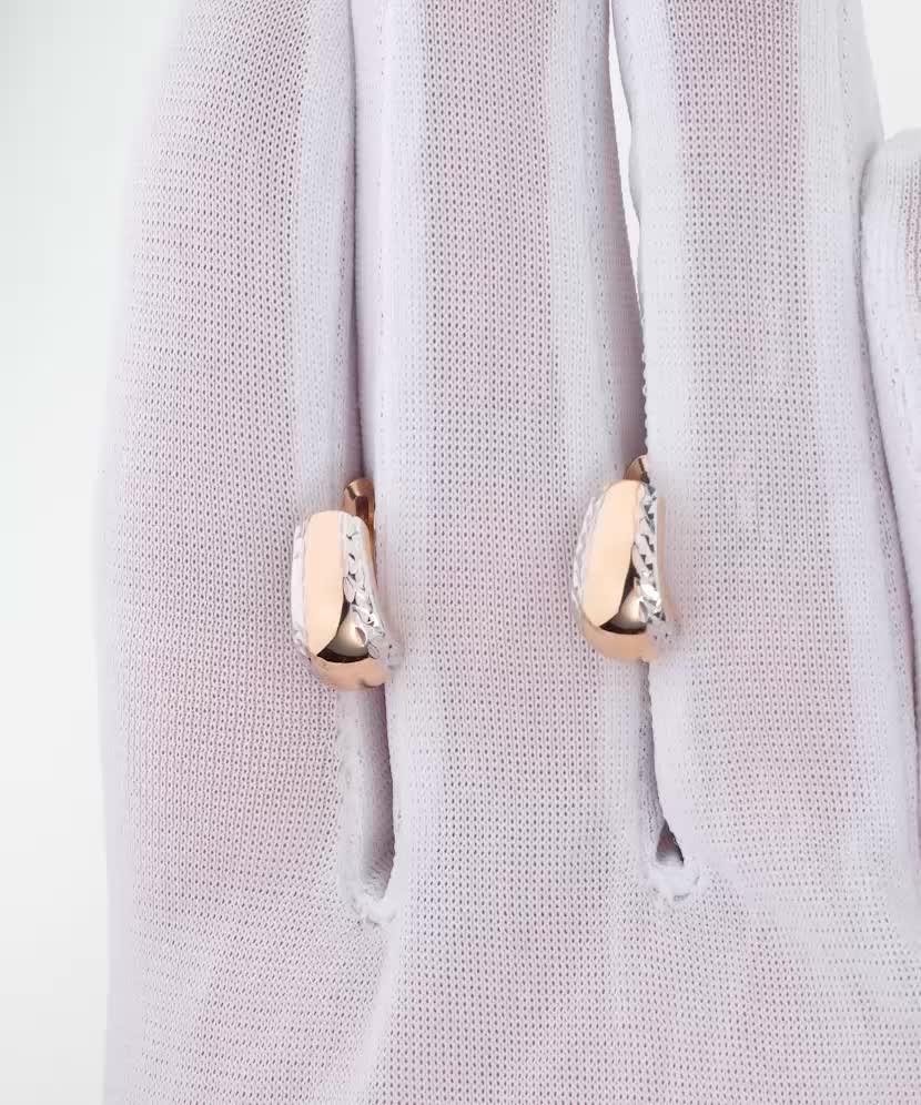 Gold earrings Gold earrings